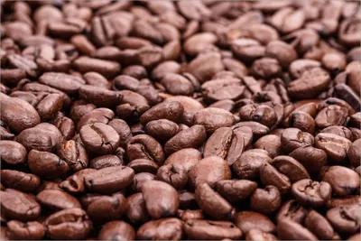 Produktbild von Wallario selbstklebendes Poster - Frisch geröstete Kaffeebohnen, Größe: 61 x 91,50 cm