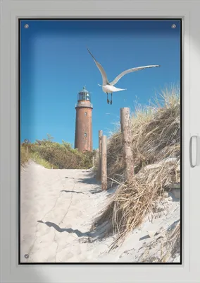 Produktbild von Wallario Lichtschutzbild, Dekorativer Sichtschutz Sonnenschutz 76 x 115 cm mit Motiv: Möwe am Strand mit Leuchtturm - Verdunklung ohne Bohren