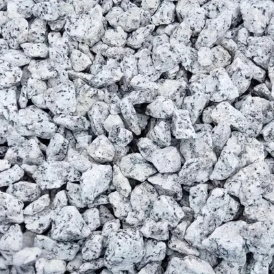 Weiß-schwarz gepunkteter Granitsplitt dicht aneinander liegend im Detail, KI-generiertes Bild