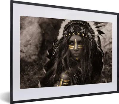 Produktbild von MuchoWow® Gerahmtes Poster Frau - Indianerkleid - Gold 40x30 cm - Poster mit Schwarzem Bilderrahmen Wandposter Rahmen Foto Bilder - Bilderrahmen - Poster im Rahmen