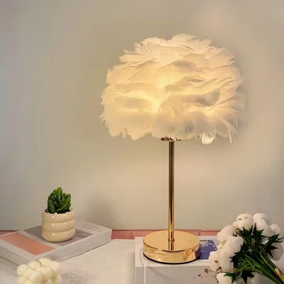 Obrázek produktu pro zlatá stolní lampa v boho stylu s umělými vlasy, ideální na Vánoce a pro kreativní DIY dekorace.