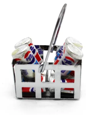 Produktbild von 1zu12 Miniatur Korb mit Mini Cola Dosen