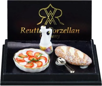 Imagen del producto de Mini brocheta de tomate y mozzarella, acompañada de pan y aceite de oliva, elaborada a mano