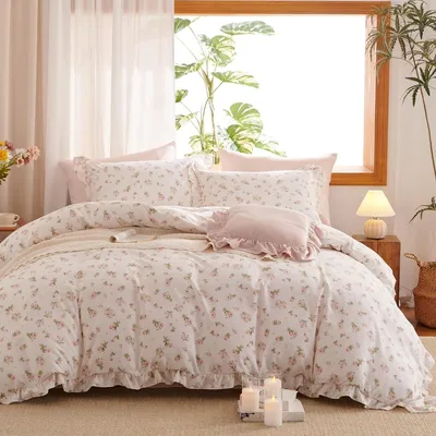 Produktbild von Rüschen Bettwäsche 135x200 cm in Rosa mit Blumen und Blättern, Wendebettwäsche Set für Allergiker,  , romantischer Bettbezug mit Reißverschluss und Kissenbezügen 80x80 cm