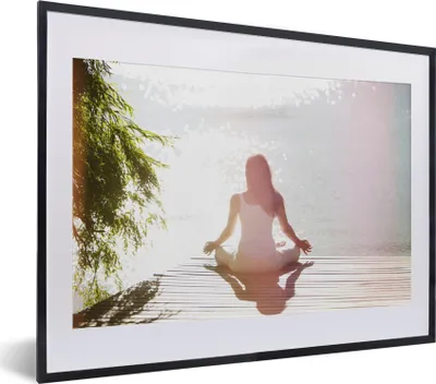 Produktbild von MuchoWow® MuchoWow® Gerahmtes Poster Eine Frau praktiziert Yoga auf einer Seebrücke 40x30 cm - Poster mit zchwarzem Bilderrahmen - Bilderrahmen - Poster im Rahmen
