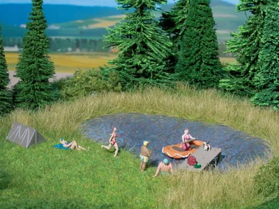Produktbild von NOCH Natur+ „Badesee“, realistische Wiesenmatte, 22 x 20 cm mit Grasbüschel, für Modelleisenbahn H0, TT, N, Z, DIY Bastelprojekte