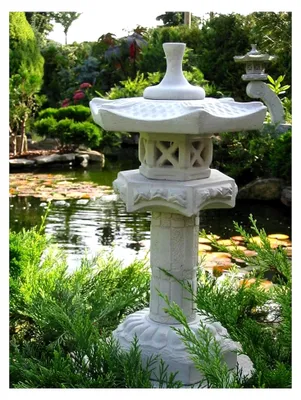 Produktbild von Japanischer Steintempel Yukimi auf Säule - Handgefertigte Gartenfigur aus Steinguss - Wetterfeste Dekoration für Garten und Terrasse