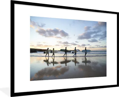 Produktbild von MuchoWow® Gerahmtes Poster Surfer am Strand 90x60 cm - Poster mit Schwarzem Bilderrahmen Wandposter Rahmen Foto Bilder - Wanddekoration - Fotos