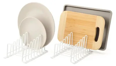 Produktbild von Unyqoos® Set aus zwei weißen Tellerregalen für effiziente Küchenorganisation