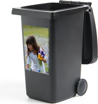 Produktbild von MuchoWow® Mülltonnenaufkleber Mädchen - Blumen - Wiese 40x60 cm - Mültonnen-sticker - Sticker - Aufkleber für die Mülltonne