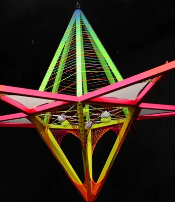 Produktbild von PSYWORK Schwarzlicht 3D StringArt Sechseck mit Dreiecken "Neon Flower", 1,30m