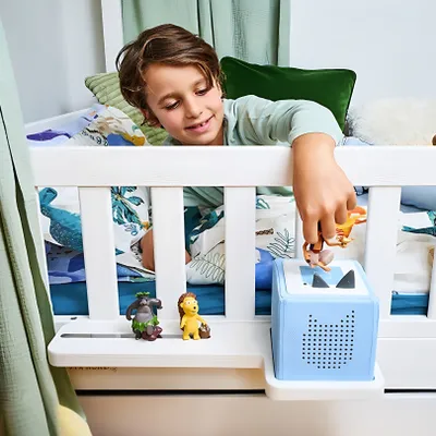 Produktbild von Toniebox Regal Weiß mit magnetischer Ablage und Kabelführung, für 8 Figuren, zur Kinderbett-Wandmontage