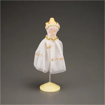 Produktbild von Dekorierte Schneiderpuppe Miniatur aus Porzellan mit Spitzenkleid