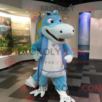 Produktbild von Maskottchen REDBROKOLY eines himmelblauen Krokodils mit Laufshorts und Schalkragen