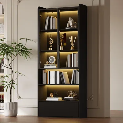 Immagine prodotto di Vetrina nera con illuminazione a LED, dimensioni 80x34x180 cm, mobile contenitore alto con ante in vetro e cassetto, realizzato in MDF e vetro, ideale per il soggiorno