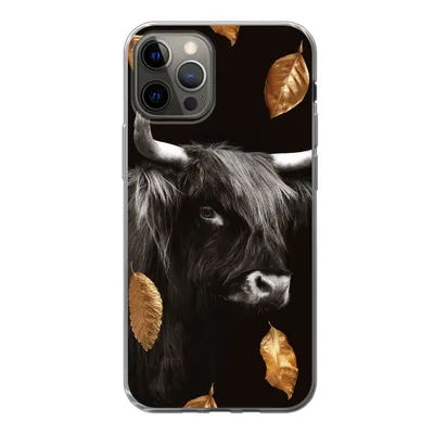 Produktbild von MuchoWow® Handyhülle Schutzhülle Hülle für iPhone 12 Pro Schottischer Highlander - Blätter - Gold - Schwarz Silikon Softcase Handy Hülle - Abdeckung