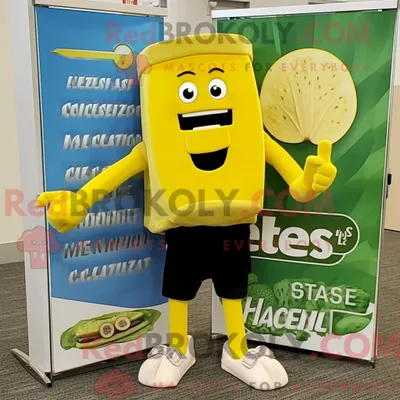 Immagine prodotto di Personaggio mascotte REDBROKOLY di una Caesar Salad giallo limone vestito con una maglietta Henley e valigette