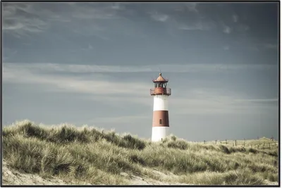 Produktbild von Wallario Wandbild Leuchtturm auf der Düne am Strand, Größe: 61 x 91,50 cm, Poster mit schwarzem Aluminiumrahmen