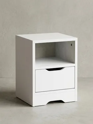 Frontansicht der schlichten weißen Nachtkommode mit kompakten Maßen von 31x43x31cm. Das Design umfasst ein praktisches offenes Fach und eine geräumige Schublade mit Griffmulde._#sku_BARWL5.700#