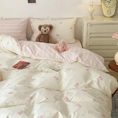 Obrázek produktu pro Sada povlečení Unyqoos® pro dívky, růžovo-bílá proužkovaná, rozměry 135 x 200 cm + 80 x 80 cm, vysoce kvalitní mikrovlákno, oboustranné s mašlemi, zapínání na zip