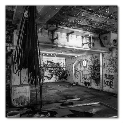 Produktbild von Wallario selbstklebende Möbelfolie/ Tischdecke für Innen und Außen, Größe: 70 x 70 cm - Alte verlassene Fabrik in schwarz weiß mit Graffiti