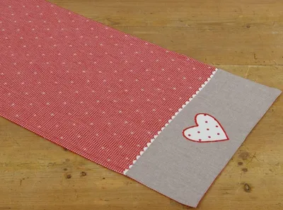 Produktbild von Tischläufer ROSI Landhaus Herz rot grau, 100 % Baumwolle, in 40x100 cm