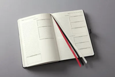 Produktbild von SIGEL CO705 Tagesplaner Conceptum (DE) - undatiert - ca. A5 - schwarz - Hardcover - 365 Tage, 1 Seite = 1 Tag (Sa/So = 1 Seite) - 400 S. - PEFC-