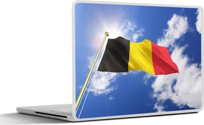 Produktbild von MuchoWow® Laptop Aufkleber Sticker Cover Die belgische Flagge weht am Himmel 25x18 cm - Laptop-Deko