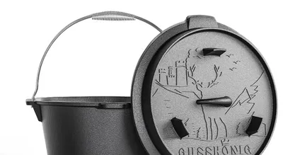 Produktbild von GUSSKÖNIG Dutch Oven Set [4,5L] ohne Füßen - Eingebrannter Feuertopf mit 2in1 Deckelheber, Kettenreiniger & Pflegepaste [für 2-4 Personen]
