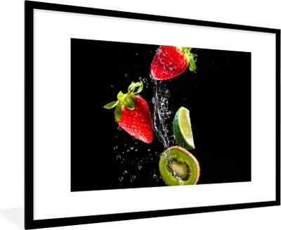 Produktbild von MuchoWow® Gerahmtes Poster Obst - Wasser - Schwarz - Stillleben Erdbeere - Kiwi 90x60 cm - Poster mit Schwarzem Bilderrahmen Wandposter Rahmen Foto Bilder - Wanddekoration - Fotos