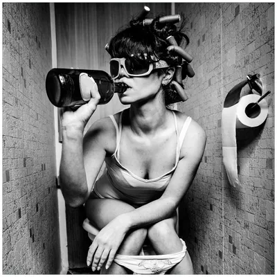 Produktbild von Wallario Magnet für Kühlschrank / Geschirrspüler, magnetisch haftende Folie - 60 x 60 cm, Motiv: Kloparty - Sexy Frau auf Toilette mit Weinflasche