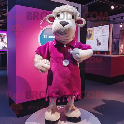 Produktbild von Magenta-Suffolk-Schaf REDBROKOLY Maskottchen kostüm gekleidet in einen Playsuit und Anstecknadeln