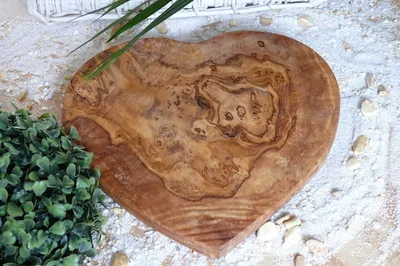 Produktbild von Frühstücksbrett Herzform aus Olivenholz – groß ca. 25 cm breit