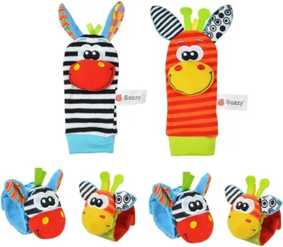 Image de 4 jouets pour bébé : hochet, chaussettes et poignets