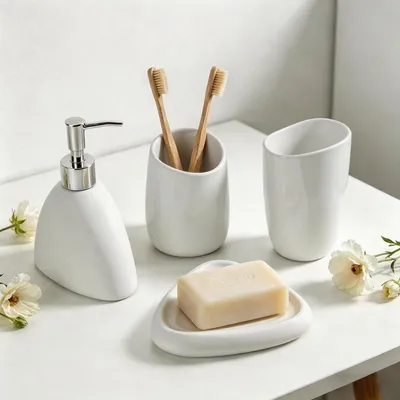 Immagine prodotto di Set da bagno 4 pezzi, bianco, in resina: dispenser per sapone, portacuce, porta spazzolini, bicchiere per collutorio