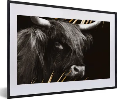 Produktbild von MuchoWow® Gerahmtes Poster Schottischer Highlander - Gold - Schwarz - Weiß 60x40 cm - Poster mit Schwarzem Bilderrahmen Wandposter Rahmen Foto Bilder - Schlafzimmer - Plakat in Rahmen - Drucken