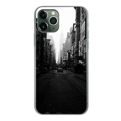 Produktbild von MuchoWow® Handyhülle Schutzhülle Hülle für iPhone 11 Pro Autofahrt durch eine ruhige Straße in New York in schwarz-weiß Silikon Softcase Handy Hülle - Handy