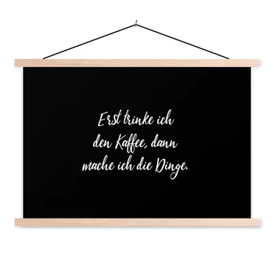 Produktbild von MuchoWow® Textilposter Zitate - Kaffee - Erst trinke ich den Kaffee, dann mache ich die Dinge - Sprichwörter 60x40 cm mit holzfarbenen Rahmen - Bilder