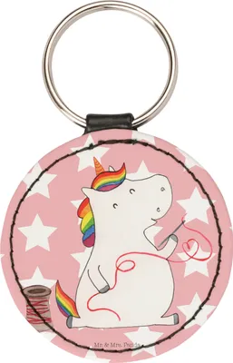 Produktbild von Mr. & Mrs. Panda Schlüsselanhänger Einhorn Näherin - Rot Pastell - Geschenk, Einhörner, Häkeln, kunstleder, anhänger schlüssel, Taschenanhänger, Basteln, Deko, Nähen