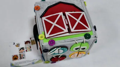 Image de Dés à dés sensoriels Montessori - 1 cube et un livre interactif pour bébés - Jouet éducatif en tissu avec des chiffres