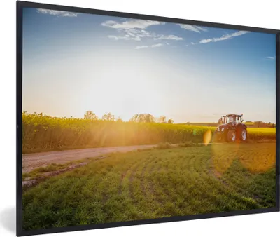 Produktbild von MuchoWow® Gerahmtes Poster Traktor - Gras - Sonnenuntergang 90x60 cm - Poster mit Schwarzem Bilderrahmen Wandposter Rahmen Foto Bilder - Fotorahmen - Foto-Plakat