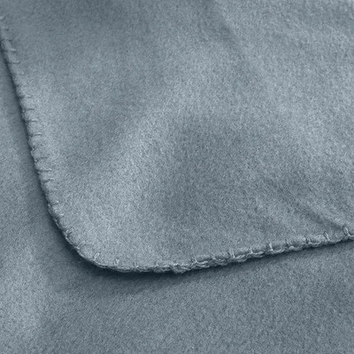 Obrázok produktu pre Sada 2 fleecových deiek Unyqoos®, 130 x 160 cm – 100% polyesterový fleece, celková hmotnosť cca 360–400 g, stredne sivá farba, vyšívaný okraj, možné prať pri 40°C
