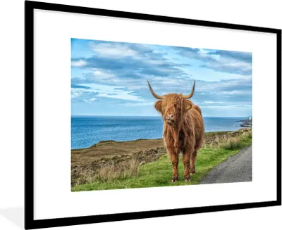 Produktbild von MuchoWow® MuchoWow® Gerahmtes Poster Schottisches Hochlandrind - Wasser - Hörner 90x60 cm - Poster mit zchwarzem Bilderrahmen - Wanddekoration - Fotos