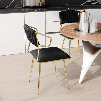 Produktbild von Set aus 2 Esszimmerstühlen in schwarzem Samt mit Schuppenmuster, goldfarbenen Metallbeinen, modernes und elegantes Design