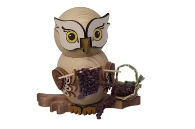 Produktbild von Drechslerei Kuhnert - Räucherfigur Eule am Stricken - Größe ca. 15cm, für Räucherkerzen Größe M (Standard) - 37211