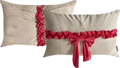 Produktbild von BELIANI Dekokissen 2er Set Taupe / Rot Samtstoff mit Füllung 50 x 30 cm Weihnachtsmotiv Schleifen Rüschen Weihnachtskissen Weihnachtsdeko Accessoires