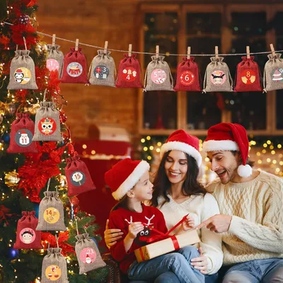 Productafbeelding van Doe-het-zelf adventskalenderset 2025-24 stoffen zakjes om zelf te vullen - Met houten klemmen - Koord en stickers
