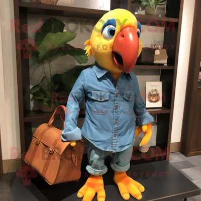 Produktbild von Orangefarbener REDBROKOLY Papagei Maskottchen Kostüm charakter bekleidet mit einem Chambray-Hemd und Handtaschen