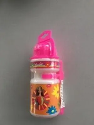 Produktbild von Auslaufsichere Barbie Trinkflasche für Kinder mit praktischem Halter für unterwegs