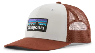 Imagen del producto de Gorra tipo "trucker" blanca con logo Patagonia P-6 y detalles en rojo óxido.